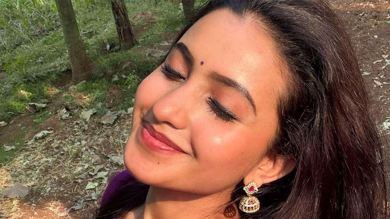 దీంతో ఈ ముద్దుగుమ్మకు అంతగా గుర్తింపు రాలేదనే చెప్పాలి. ఇక ఈ అమ్మడు సోషల్ మీడియాలో చేసే రచ్చ గురించి ఎంత చెప్పినా తక్కువే. ఈ బ్యూటీ ఎప్పుడూ తన లేటేస్ట్ ఫొటోస్ అభిమానులతో పంచుకుంటూ నెట్టింట సందడి చేస్తుంది.