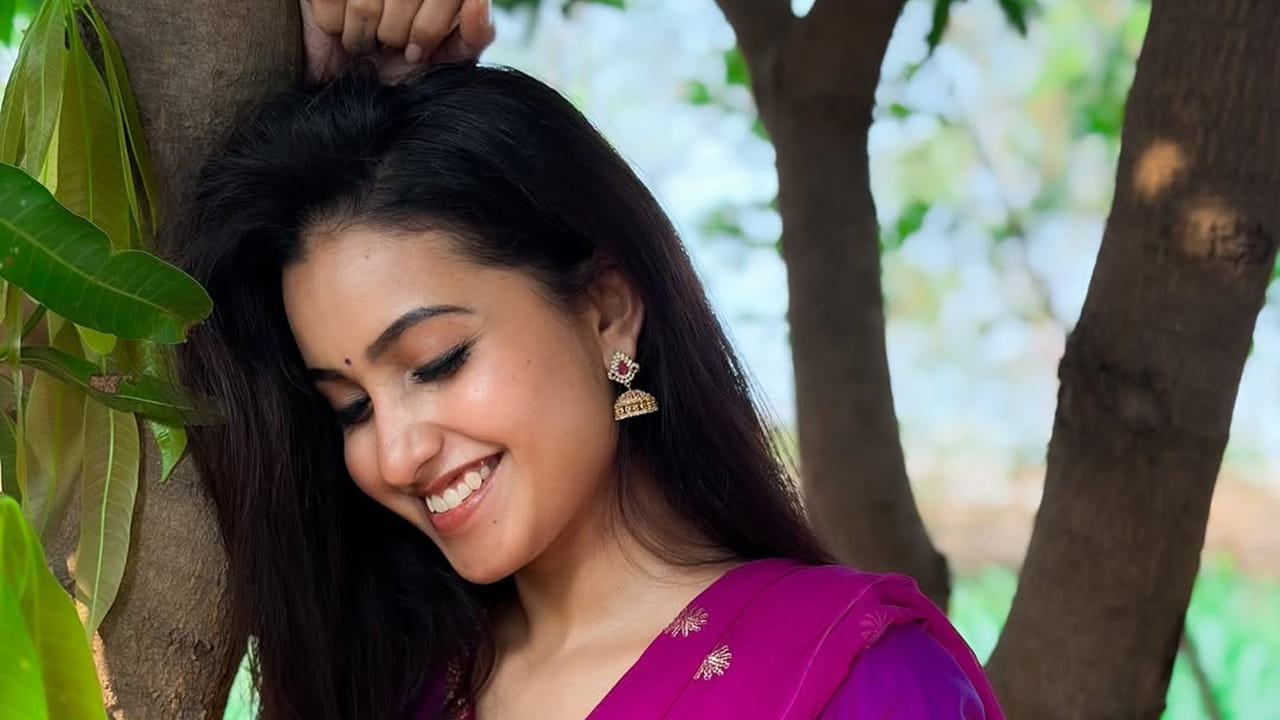 బుల్లితెరపైకి యాంకర్‌గా ఎంట్రీ ఇచ్చిన ఈ బ్యూటీ ఓ డ్యాన్స్ షోలో యాకర్‌గా సందడి చేసింది. అంతే కాకుండా బుల్లితెరపై మంచి పాపులారిటీ సొంతం చేసుకొని ఏకంగా సిల్వర్ స్క్రీన్ పైకి ఎంట్రీ ఇచ్చి మరింత పాపులారిటీ సంపాదించుకుంది.