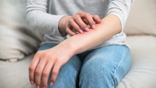 లేచి నిలబడగానే తల, కళ్లు తిరుగుతున్నట్లు అనిపిస్తుందా..? ఇది ఏ వ్యాధికి సంకేతం..?