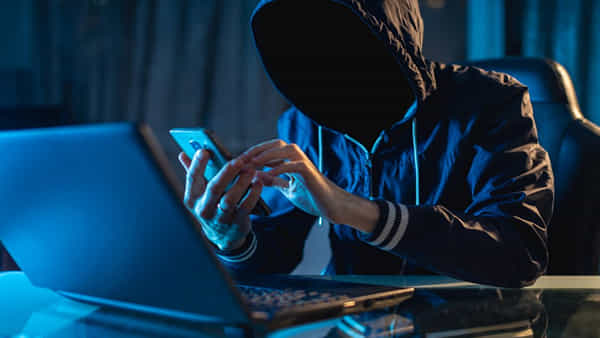 Cyber Fraud: అయ్యో పాపం.. భారీ స్కామ్.. 14 కోట్లు పోగొట్టుకున్న వృద్ద దంపతులు.. ఎలాగంటే..