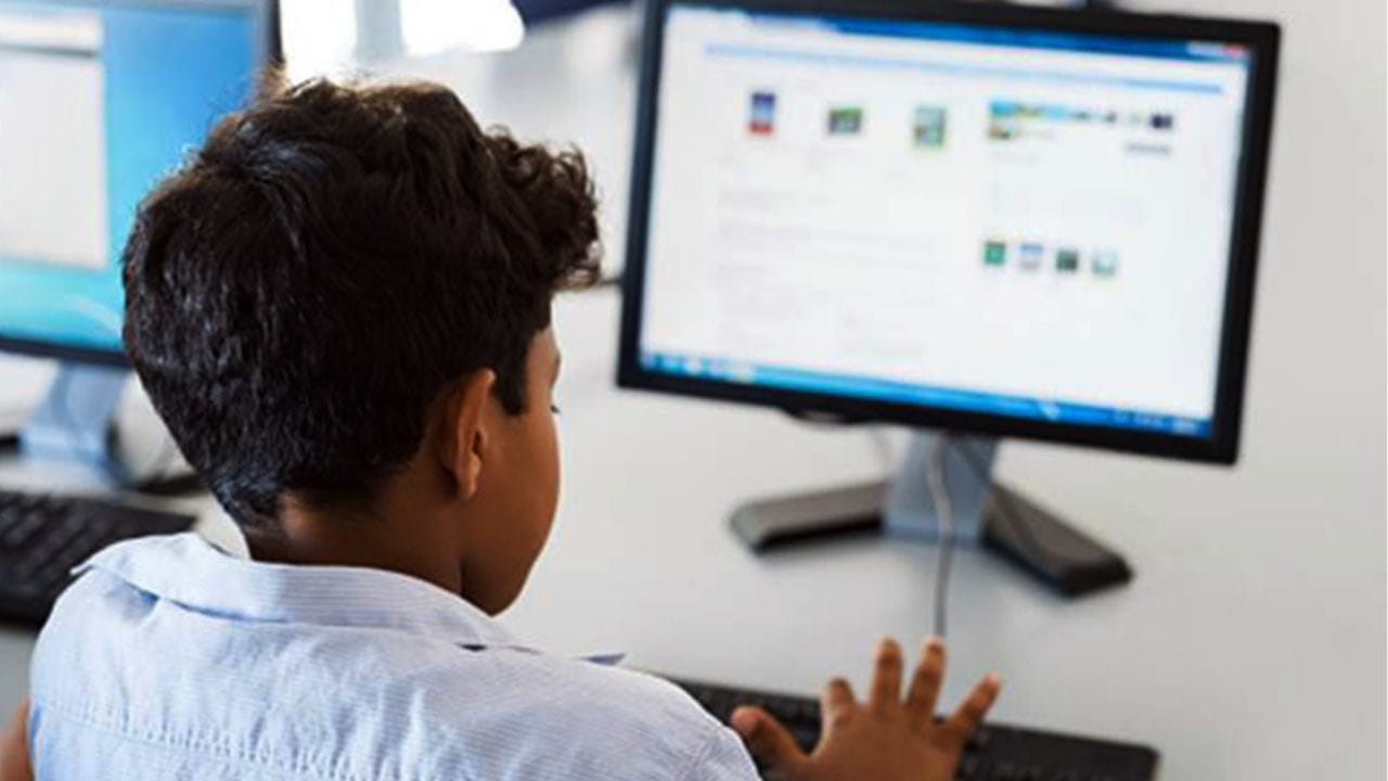 గ్రామాల్లో డిజిటల్ సేవలు: మీకు కాస్తా కంప్యూటర్ పరిజ్ఞానం, ఇంటర్నెట్పై అవగాహన ఉంటే.. మీరు గ్రామాల్లో డిజిటల్ సేవా సెంటర్ను పెట్టుకొని డబ్బులు సంపాదించొచ్చు. గ్రామీప ప్రాంతాల్లో నిరక్షరాస్యులు ఎక్కువగా ఉంటారు కాబట్టి.. మొబైల్, DTH రీఛార్జ్లు, కరెంట్ బిల్లులు, గ్యాస్ బుకింగ్, ఆన్లైన్ అప్లికేషన్లు వంటి సేవలను అందించడం ద్వారా మీరు వారికి హెల్ప్ చేయడంతో పాటు డబ్బులు కూడా సంపాధించుకోవచ్చు. ఈ బిజినెస్ కోసం మీకు కావలసిందల్లా స్మార్ట్ఫోన్, ఇంటర్నెట్ కనెక్షన్, సాంకేతిక పరిజ్ఞానం. మీ దగ్గర కంప్యూటర్,లేదా ల్యాప్టప్ ఉంటే ఇంకా బెటర్. గ్రామీణ ప్రాంతాల్లో ఇటువంటి సేవలకు నిరంతరం డిమాండ్ ఉంటుంది.