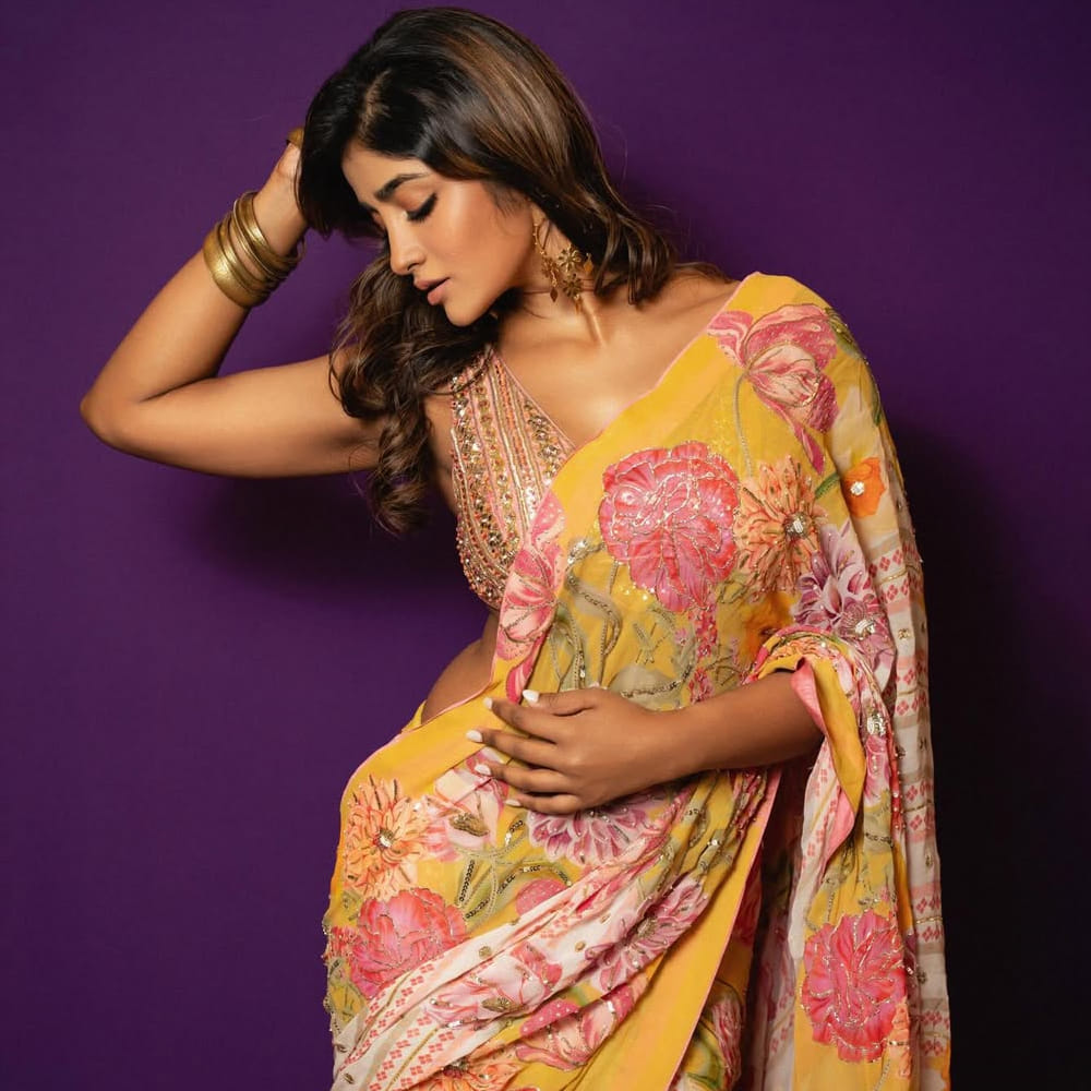 ఆమెకు ఇప్పటికే పెళ్లి అయిపోయిందని ఓ నెటిజన్ కామెంట్ చేశాడు. అంతటితో ఆగకుండా డింపుల్ ఆమె భర్త డేవిడ్ పై పోలీసు కేసు నమోదైందంటూ ఓ పాత న్యూస్ ఆర్టికల్ షేర్ చేశారు. తాజాగా ఈ వార్తలపై స్పందించింది డింపుల్. 