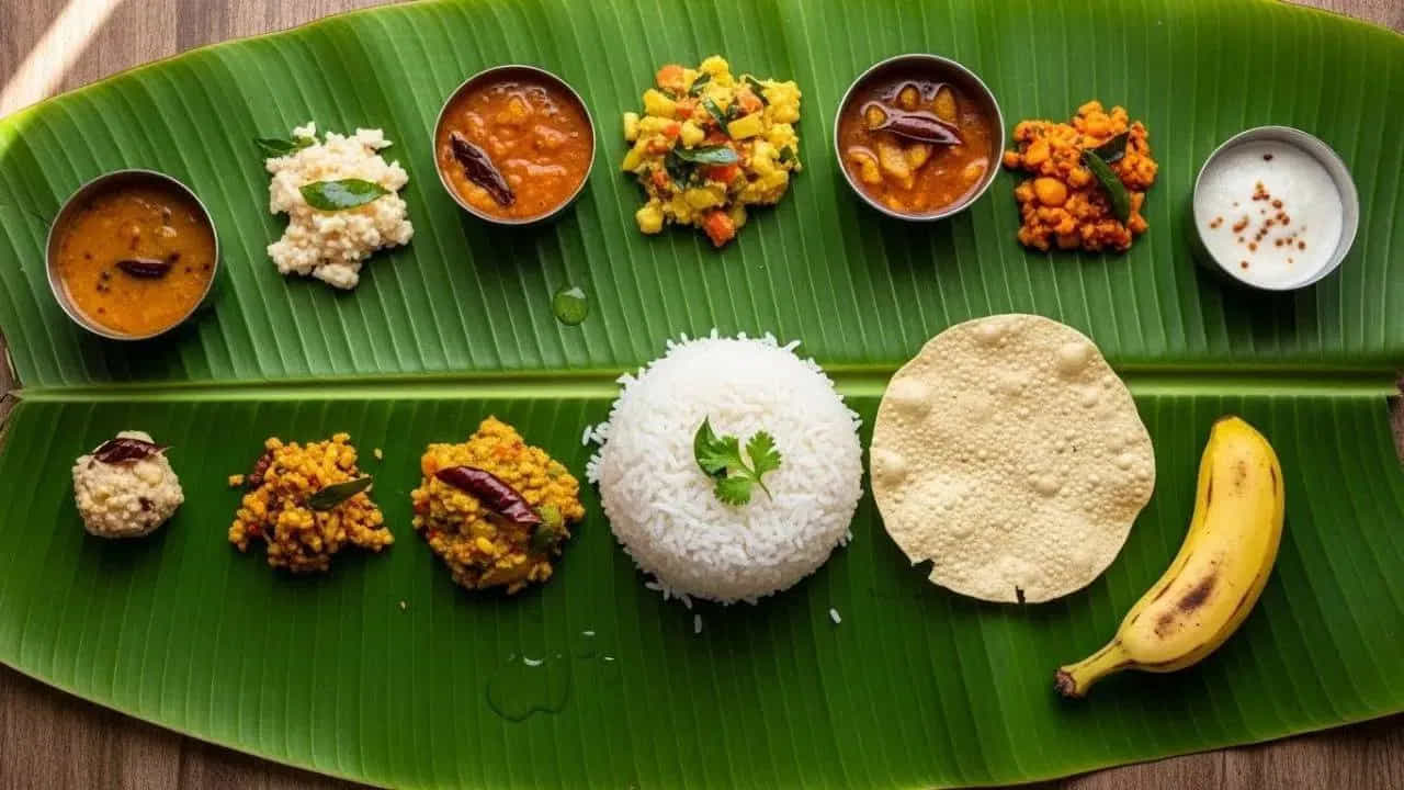 అరటి ఆకులు ఆరోగ్యానికి మాత్రమే కాకుండా పర్యావరణానికి కూడా చాలా మేలు చేస్తాయి. అవి పూర్తిగా జీవఅధోకరణం చెందుతాయి. పర్యావరణానికి వ్యర్థాలను మిగిలించవు. అలాగే అరటి ఆకులపై వడ్డించిన వేడి ఆహారం సహజ వాసన తినే అనుభవాన్ని మరింత ఆహ్లాదకరంగా మారుస్తుంది. జీర్ణక్రియను కూడా మెరుగుపరుస్తుంది.