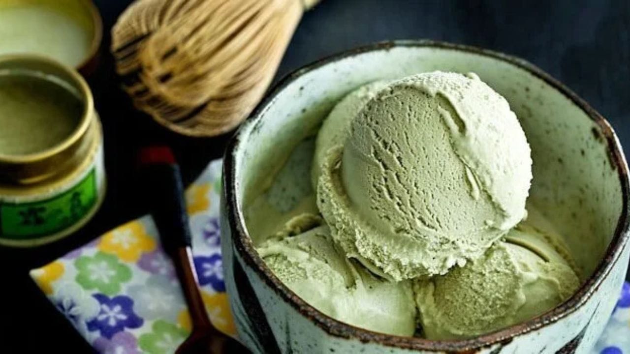 అలాగే ఎక్కువగా చక్కెర అధికంగా ఉండే ఆహారాలు కూడా తీసుకోకూడదు. ఐస్ క్రీం, స్వీట్లు, హై షుగర్ మిల్క్, టీ తాగడం మానుకోవాలి. ఎందుకంటే ఇది శరీరంలో ఇన్సులిన్ స్థాయిలను పెంచుతుంది. దీని వల్ల రాత్రి మీరు సరిగ్గా నిద్రపోలేరు. ఇది మీ నిద్రకు అంతరాయం కలిగించడమే కాకుండా శరీరంలో ఊబకాయం ప్రమాదాన్ని కూడా పెంచుతుంది.