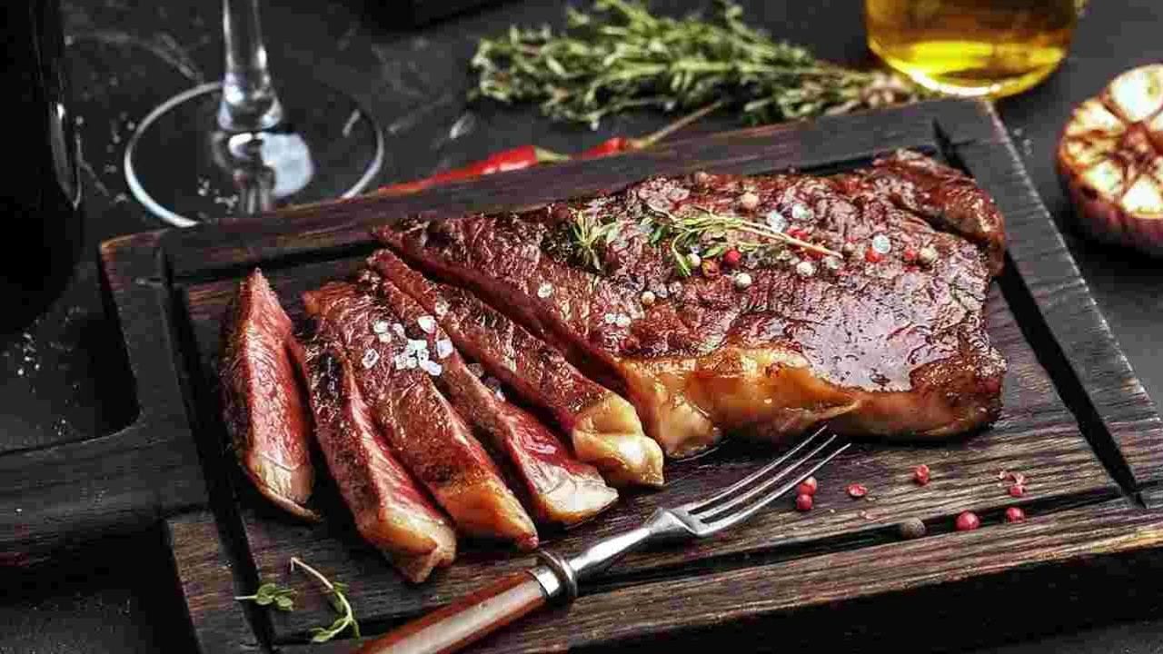  రాత్రి మటన్ లేదా రెడ్ మీట్ వంటి ఆహారాలను కూడా పూర్తిగా తగ్గించాలి. ఎందుకంటే వీటిలో ప్రోటీన్, కొవ్వు ఎక్కువగా ఉంటుంది. ఇది జీర్ణం కావడానికి కనీసం 5 గంటల సమయం పడుతుంది. అయితే, మీరు వాటిని రాత్రిపూట తిని పడుకుంటే, మీ శరీరం వాటిని పూర్తిగా జీర్ణం చేసుకోదు. దీనివల్ల మీకు నిద్ర పట్టకపోవడం, మరుసటి రోజు ఉదయం మీరు అలసిపోయినట్లు అనిపించడం జరుగుతుంది