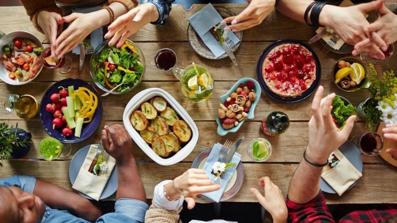 అలాంటి ఫుడ్స్‌కు బదులుగా మీరు రాత్రి పూట వీలైనంత ఎక్కువ తేలికైన, సులభంగా జీర్ణమయ్యే ఆహారాన్ని తీసుకోవడం ఉత్తమం. అంటే పండ్లు వంటి తినండి. లేదా చపాతీ, లైట్‌గా రైస్ కూడా తీసుకోవచ్చు. Note: పైన పేర్కొన్న అంశాలు నివేదికలు, ఇంటర్నెట్ నుంచి సేకరించిన వివరాల ఆధారంగా మాత్రమే అందించబడిని.. వీటిని టీవీ9 దృవీకరించట్లేదు.. వీటిపై మీకేవైనా డైట్స్ ఉంటే వైద్యులను సంప్రదించండి)