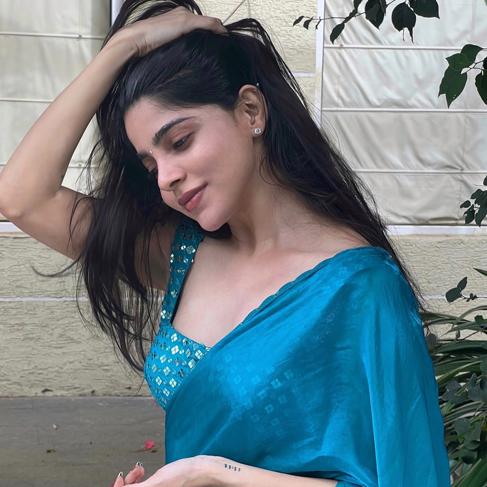 తాజాగా ఈ బ్యూటీ షేర్ చేసిన ఫోటోస్ ఇప్పుడు నెట్టింట వైరలవుతున్నాయి. రెడ్ డ్రెస్ లో స్టన్నింగ్ లుక్స్ లో కనిపిస్తుంది ఈ వయ్యారి.  దివ్య భారతి ఇప్పుడు తెలుగులోనూ సత్తా చాటేందుకు రెడీ అవుతుంది. 