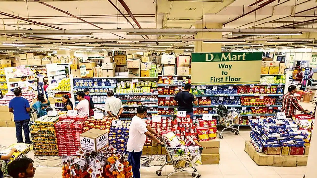 మధ్యలో డిస్ట్రిబ్యూటర్ల మీద ఆధారపడకుండా నేరుగా కంపెనీ నుంచే వస్తువులను డీమార్ట్ కొనుగోలు చేస్తుంది. దీంతో బల్క్‌గా తక్కువ ధరకే వస్తువులు లభిస్తాయి. దీంతో తక్కువ లాభంతో కస్టమర్లకు డీమార్ట్ అమ్ముతోంది. తక్కువకు వస్తున్నాయనే కారణంతో ప్రతీఒక్కరూ కొనుగోలు చేస్తారు. దీని వల్ల కంపెనీకి లాభం పెరుగుతోంది.
