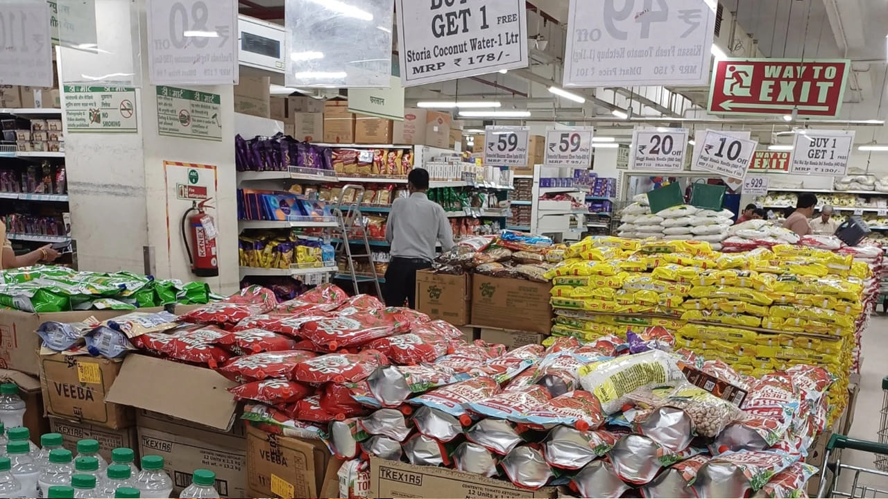 సరుకులు సరఫరా చేసే కంపెనీలకు డీమార్ట్ వెంటనే బిల్లులు క్లియర్ చేస్తుంది. దీని వల్ల కంపెనీలన్నీ డీమార్ట్‌కు తక్కువ ధరకే వస్తువులన్నీ సరఫరా చేస్తాయి. అలాగే బల్క్‌గా కొనుగోలు చేయడం వల్ల డిస్కౌంట్స్ కూడా అందిస్తాయి. దీని వల్ల డీమార్ట్‌ కస్టమర్లకు తక్కువ మార్జిన్‌తో వస్తువులను విక్రయించగలుగుతుంది.
