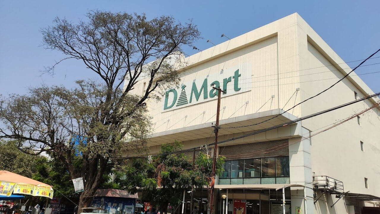 ఇక డీమార్ట్ తన స్టోర్లను అద్దె భవనాల్లో కాకుండా కేవలం సొంతగా కొనుగోలు చేసిన శాశ్వత భవనాల్లో నడుపుతుంది. దీని వల్ల పెద్ద మొత్తంలో అద్దెలు చెల్లించే బాధ తప్పుతుంది. దీని వల్ల డబ్బులు కూడా అదా అవుతాయి. దీని వల్ల కస్టమర్లకు ఆఫర్లు, డిస్కౌంట్స్ ఇవ్వగలుగుతుంది.
