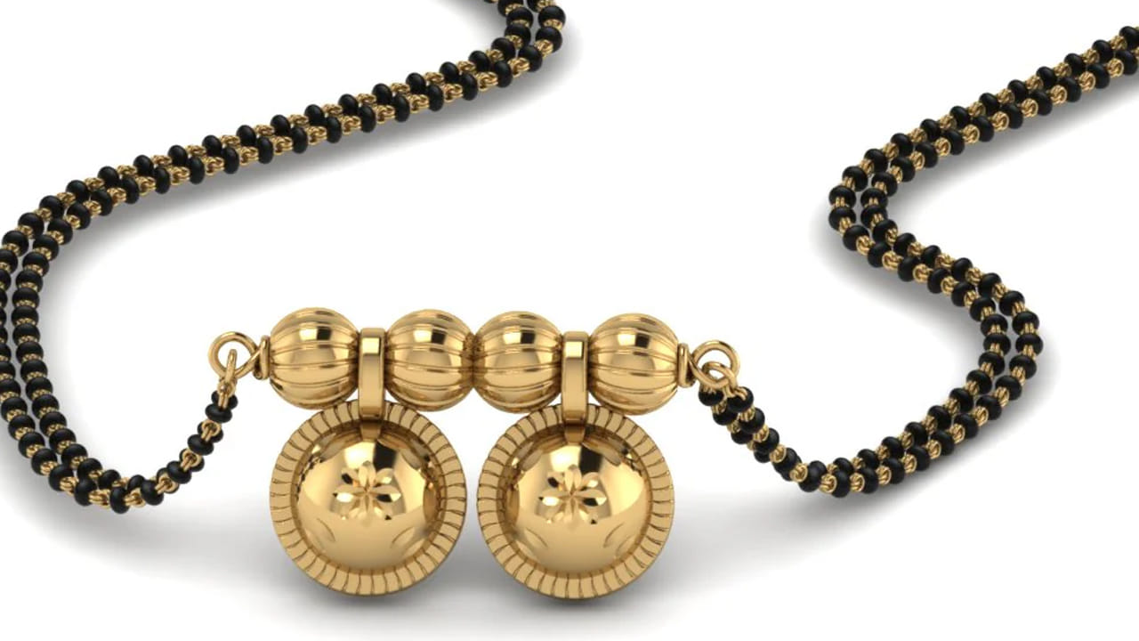 అయితే ఎవరికి అయితే కలలో మంగళసూత్రం విరగడం లేదా తీసివేసినట్లు కల వస్తుందో వారు పరమశివుడుని ఆరాధించాలంట. భర్త దీర్ఘాయువు కోసం పూజలు చేయాలని చెబుతున్నారు స్వప్నశాస్త్ర నిపుణులు. నోట్ : పై సమాచారం కేవలం ఇంటర్నెట్ ఆధారంగా మాత్రమే ఇవ్వడం జరిగింది. టీవీ9 తెలుగు దీనిని ధృవీకరించలేదు.