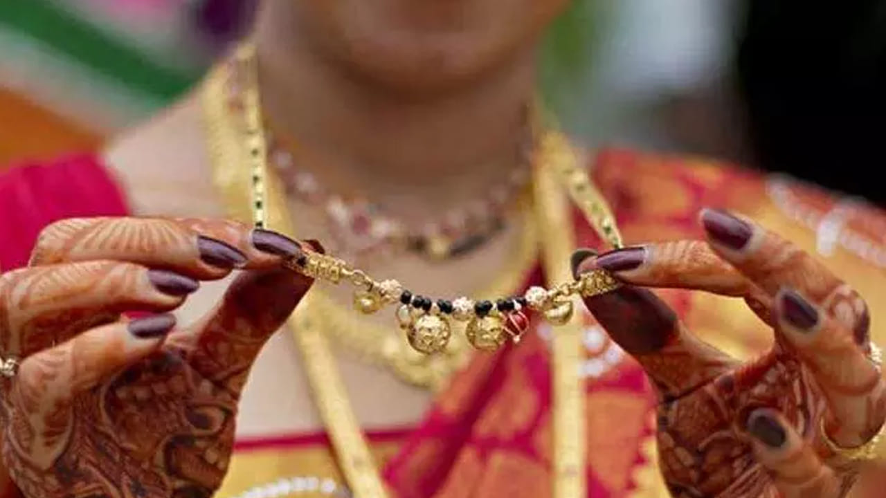 ఇక స్వప్న శాస్త్రం ప్రకారం కొంత మందికి ముందుగా జరిగే సంఘటనలు కలల రూపంలో కనిపిస్తాయి అంటారు. కానీ దీనిని కొంత మంది నమ్మితే, మరికొంత మంది మూఢనమ్మకం అని కొట్టి వేస్తారు. కానీ కొందరు కలలు ఎక్కువగా నమ్ముతారు.  తమకు వచ్చిన కలలు నిజం అయ్యాయి అని చెబుతుంటారు. ఇక ఈ కలల్లో కూడా రెండు రకాలుగా ఉంటాయి, శుభకరమైన కలలు, అశుభకరమైన కలలు. అయితే ఇప్పుడు మనం కలలో మంగళసూత్రం పెరిగినట్లు కలలు వస్తే ఎలాంటి ఫలితాలు ఉంటాయో ఇప్పుడు చూద్దాం.