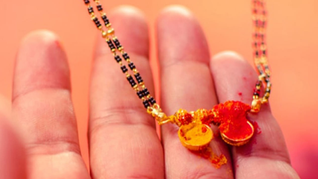 స్వప్నశాస్త్ర నిపుణులు కలలో మంగళ సూత్రం చూడటం చాలా మంచిది.  ఇది భర్త దీర్ఘాయువును, భర్త ఆనందాన్ని సూచిస్తుంది. అయితే కలలో తాళి తెగడం కానీ, విరగడం కానీ అస్సలే మంచిది కాదు, ఇది అశుభకరం అంటున్నారు జ్యోతిష్యశాస్త్ర నిపుణులు.