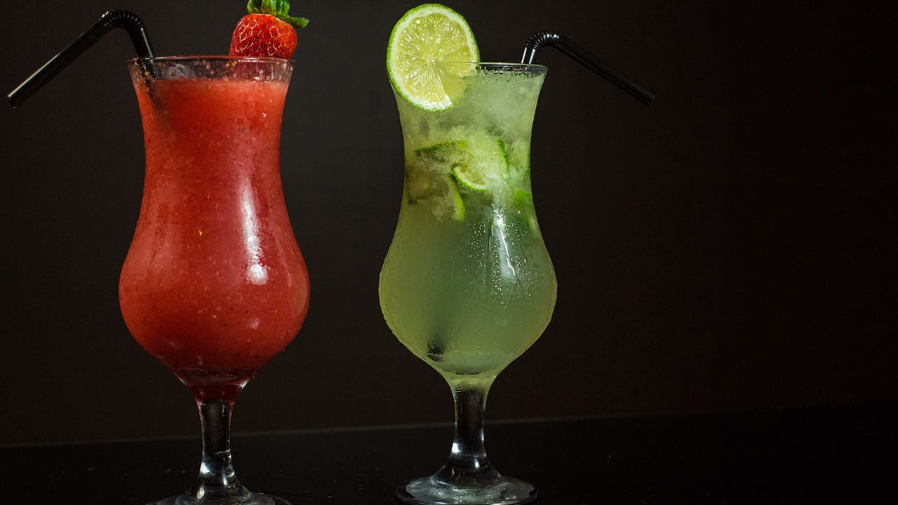  కూల్ డ్రింక్స్: కూల్ డ్రింక్స్ , ఎన‌ర్జీ డ్రింక్స్ వంటి వాటిని చాలా తగ్గించాలి. వీటిని అదే పని పనిగా  తాగడం వలన వ‌ల్ల ర‌క్త‌పోటు వచ్చే అవకాశం ఉందని నిపుణుల పరిశోధనల్లో తేలింది. కాబట్టి, ఇవి దూరంగా ఉండండి. 
