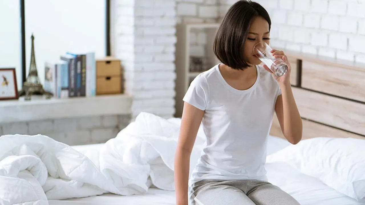 ఉదయం నీళ్లు తాగడం వల్ల జీవక్రియ పెరుగుతుంది. జీర్ణవ్యవస్థ సక్రియం అవుతుంది. ఇది శరీరానికి శక్తినిస్తుంది. సోమరితనాన్ని తొలగిస్తుంది. మిమ్మల్ని తాజాగా చేస్తుంది. దీనితో పాటు ఉదయం నీళ్లు తాడే అలవాటు రోజంతా తగినంత నీళ్లు తాగే క్రమశిక్షణకు సహాయపడుతుంది.