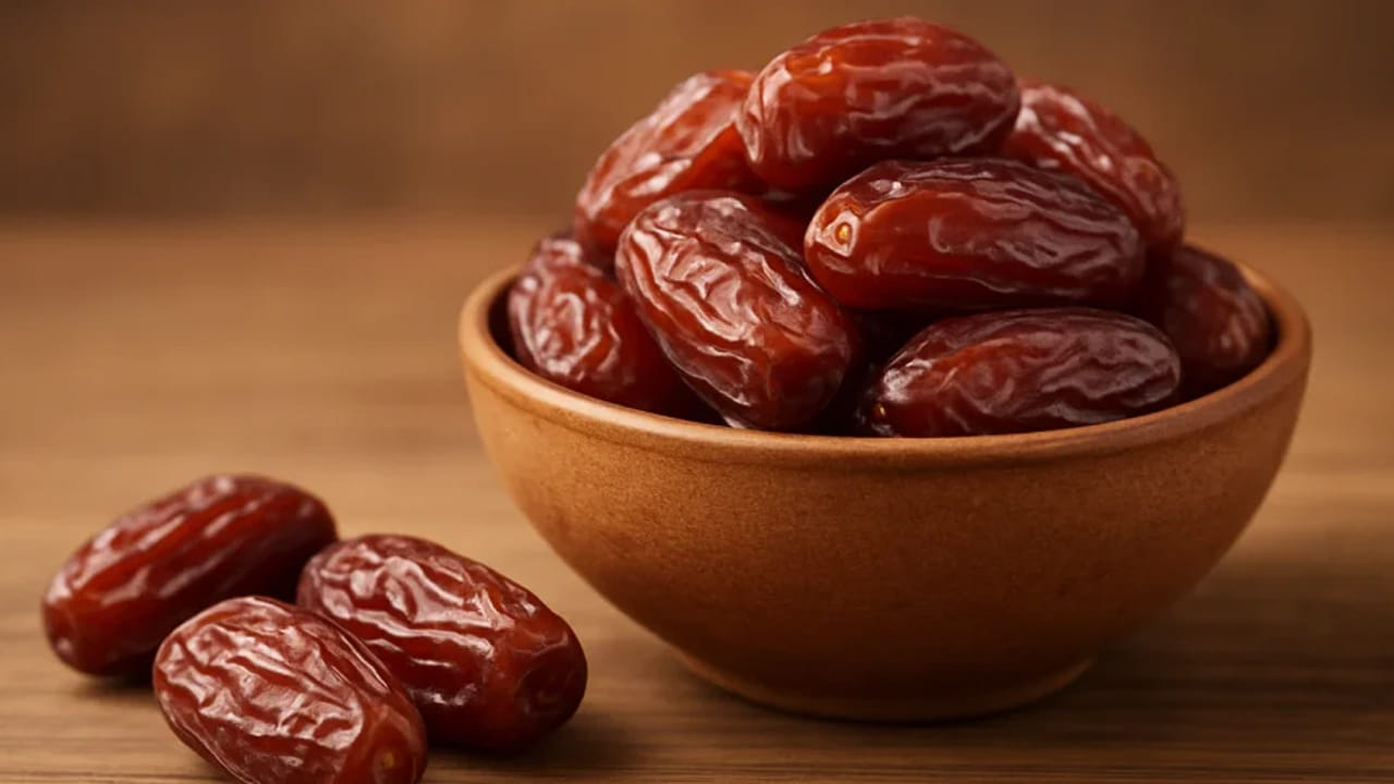 Dry Dates: రాత్రి పడుకునే ముందు రెండు ఎండు ఖర్జూరాలు నానబెట్టి.. ఉదయాన్నే తిన్నారనుకోండి.. ఇక.!