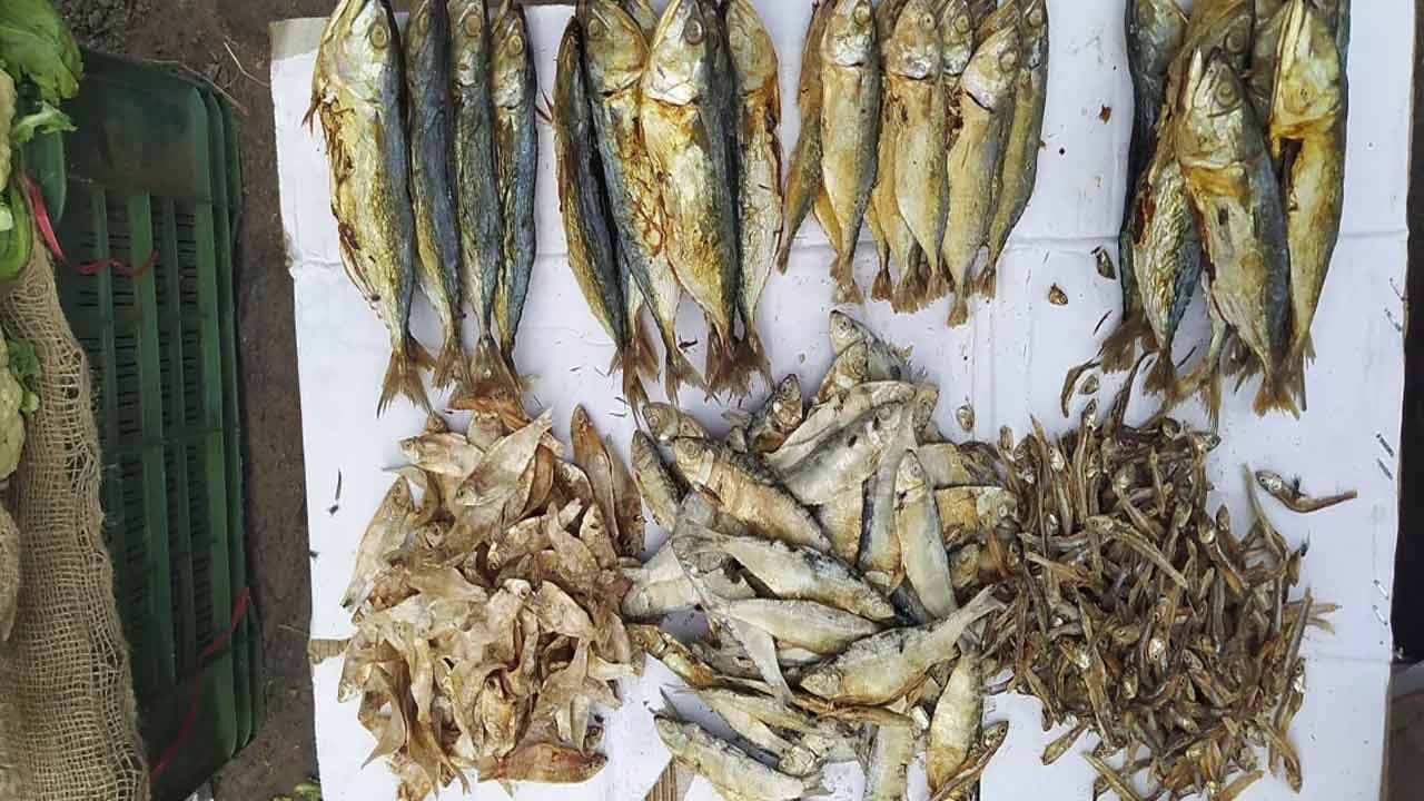 చర్మ సమస్యలు లేదా అలెర్జీలు ఉన్నవారు కూడా ఎండు చేపను తినకూడదట. అలా తింటే దద్దుర్లు, దురద, పొక్కులు లాంటి సమస్యలను ఎదుర్కోవాల్సి వస్తుందని ఆరోగ్య నిపుణులు చెబుతున్నారు. ఎండు చేప తినేటప్పుడు మజ్జిగ, పెరుగు, ఆకుకూరలు లాంటి ఆహారాలను తినకూడదు. ఇది శరీరానికి హానికరం. కొన్నిసార్లు ఫుడ్ పాయిజన్ కూడా కావచ్చు.