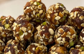 చక్కెర , బెల్లం లేకుండా డ్రై ఫ్రూట్ లడ్డూ.. ఇంట్లోనే ఎలా ప్రిపేర్