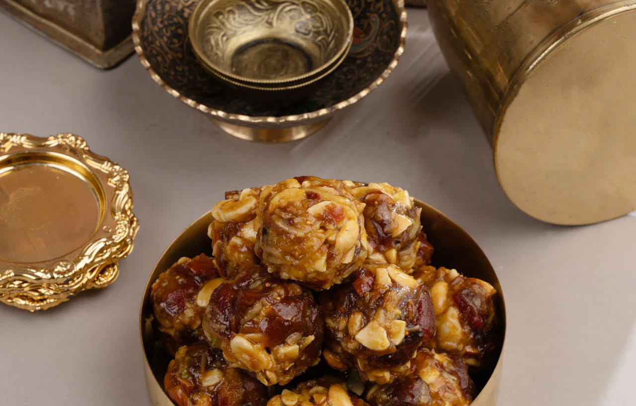 దీని తర్వాత ఈ మిశ్రమం చల్లారిన తర్వాత గోరు వెచ్చగా ఉన్న సమయంలో చిన్న చిన్న లడ్డూలగా చుట్టుకోవాలి. అంతే చక్కెర , బెల్లం లేకుండా టేస్టీ టేస్టీ డ్రై ఫ్రూట్ లడ్డూ రెడీ, ఇది ఆరోగ్యానికి చాలా మేలు చేస్తుంది. చిన్న పిల్లల నుంచి పెద్ద వారి వరకు ప్రతి ఒక్కరూ దీనిని తినడం వలన అనేక ఆరోగ్య ప్రయోజనాలు ఉన్నాయంటున్నారు నిపుణులు.