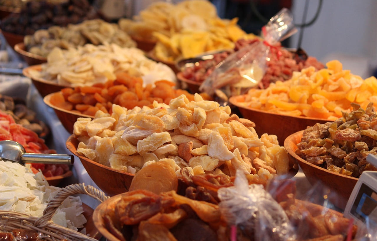 కావాల్సిన పదార్థాలు : ఖర్జూరం మూడు కప్పులు, బాదం పప్పు రెండు కప్పులు, జీడిపప్పు కప్పు, పిస్తా , ఒక కప్పు, వాల్ నట్స్ పావు కప్పు, కిస్‌మిస్ రెండు టేబుల్ స్పూన్స్ , గసగసాలు రెండు టేబుల్ స్పూన్స్, ఎండుకొబ్బరి తురుము రెండు టేబుల్ స్పూన్స్, యాలకుల పొడి వన్ టీ స్పూన్, నెయ్యి రెండు టేబుల్ స్పూన్స్.