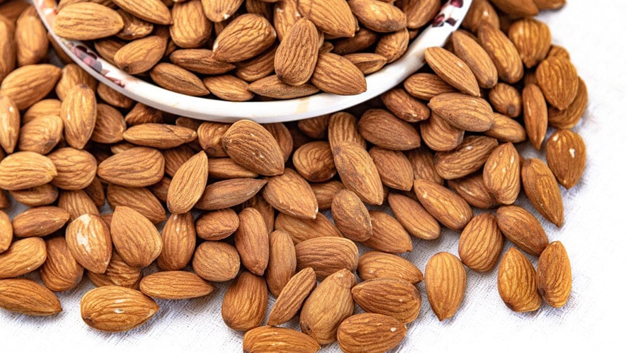 ప్రపంచంలోనే బాదం ఉత్పత్తి, బాదం సాగు ఎక్కడ ఎక్కువగా ఉన్నదంటే? భారత దేశంలో జమ్మూ కాశ్మీర్, లడఖ్, హిమాచల్ ప్రదేశ్, వంటి ప్రదేశాల్లో బాదం పంటను ఎక్కువగా పండిస్తున్నారు. ఈ ప్రాంతాలు ఎక్కువ సమశీతోష్ణ పండ్ల సాగుకు అనుకూలంగా ఉంటుంది. అలాగే అమెరికా ప్రపంచ వ్యాప్తంగా బాదం పప్పును ఎక్కువగా దిగుమతి చేసుకుంటుంది. తర్వాత ఆసియా, యూరప్, మధ్య ప్రాచ్య దేశాలు ఎగుమతి చేసుకుంటున్నాయి.