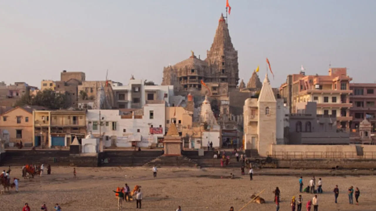 మీకు మోక్షాన్ని అందించే ఆలయాల్లో ద్వారక కూడా ఒకటి. ద్వారక కృష్ణుడు పాలించిన నగరంగా చెప్తారు. ఇక్కడ అందుకు సంబంధించిన ఆనవాళ్లు కూడా కనుగొన్నారు. ఇక్కడ కృష్ణుడి ఆలయంలో విగ్రహానికి మ్యాగ్నెటిక్ శక్తి ఉందని నమ్ముతారు. 