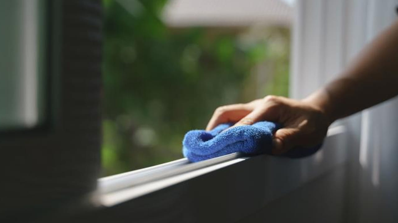 బేకింగ్ సోడా, వెనిగర్: మురికి చాలా జిగటగా ఉంటే దానికి కొద్దిగా బేకింగ్ సోడా వేసి పైన వెనిగర్ చల్లుకోండి. నురుగు ఏర్పడి మురికిని వదిలిస్తుంది. 5 నుండి 10 నిమిషాల తర్వాత పాత గుడ్డ లేదా బ్రష్‌తో తుడవండి.