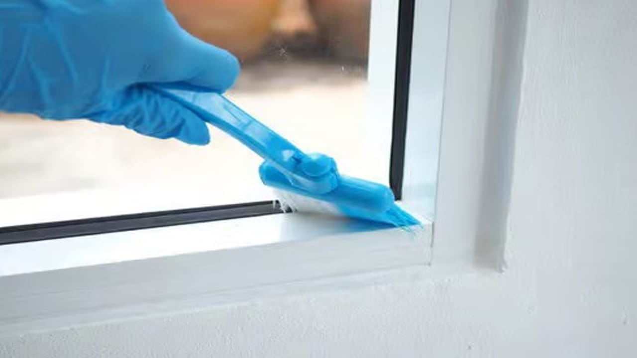 పెయింట్ బ్రష్, బ్రష్‌ వాడకం: కొన్నిసార్లు తడి గుడ్డను ఉపయోగించిన తరువాత కూడా దుమ్ము, దూళి మిగిలిపోతుంది. అలాంటప్పుడు, పొడి దుమ్మును తుడవడానికి మృదువైన ముళ్ళతో ఉండే చిన్నపాటి పెయింట్‌ బ్రష్‌ను ఉపయోగించండి. దీనివల్ల మూలల్లోని సన్నని దుమ్మును పూర్తిగా తొలగించడం సులభం అవుతుంది. తర్వాత ఒక మెత్తటి కాటన్ గుడ్డతో తుడిచేసుకోవాలి. 