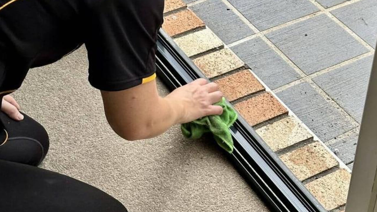 హెయిర్ డ్రైయర్:

చెత్త చాలా పొడిగా ఉండి, మీ దగ్గర వాక్యూమ్ క్లీనర్ లేకపోతే, హెయిర్ డ్రైయర్ ఉపయోగించి దుమ్మును మొత్తం ఒక వైపుకు ఊదండి. తర్వాత తడి గుడ్డతో నీట్‌ ఎత్తేసుకోవచ్చు. 