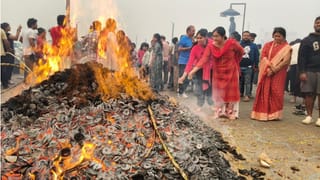 Andhra News: రైల్వే ట్రాక్‌పై మహిళకు ప్రసవం.. మానవత్వం చాటిన తోటి ప్రయాణికులు.. తల్లిబిడ్డ సేఫ్