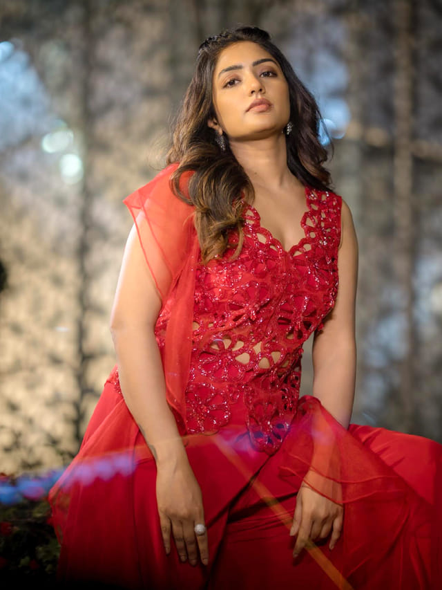 క్యూట్ క్యూట్ లుక్స్‌తో కవ్విస్తున్న ముద్దుగుమ్మ ఈషా రెబ్బా ..