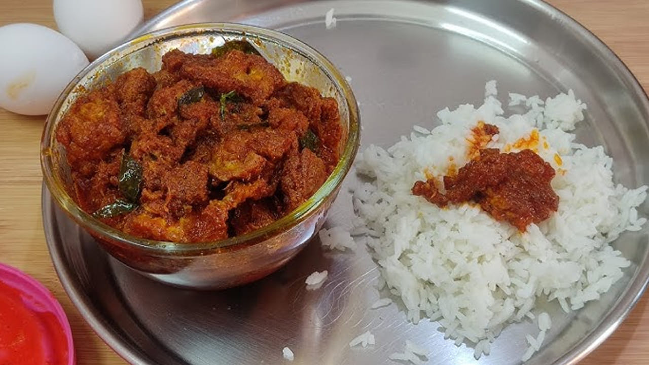 తయారీ విధానం: ఒక బౌల్ తీసుకొని అందులో ఎనిమిది ఎగ్స్‌ను పగల గొట్టి, ఆ మిశ్రమం బౌల్‌లో పోసుకోవాలి. ఆ తర్వాత అందులో కాస్త ఉప్పు, కారం, చిటికెడు పసుపు వేసి మంచిగా కలుపుకోవాలి. తర్వాత స్టవ్ ఆన్ చేసి  ఆ మిశ్రమాన్ని ఆవిరిలో ఉడకబెట్టుకోవాలి. 