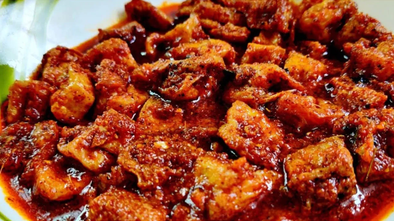 కావాల్సిన పదార్థాలు : కోడి గుడ్లు ఎనిమిది. అల్లం వెల్లుల్లి పేస్ట్ రెండు టేబుల్ స్పూన్స్, ఆవ నూనె వన్ టేపు స్పూన్, గరం మసాలా నాలుగు టీ స్పూన్స్, కారం రెండు టీ స్పూన్స్, జీలకర్ర రెండు టీ స్పూన్స్, ఉప్పు రుచికి సరిపడ, మెంతి పొడి, ఆవ పొడి వన్ టీ స్పూన్, ధనియాల పొడి వన్ టీ స్పూన్ , కరివేపాకులు , రెండు నిమ్మకాయలు.