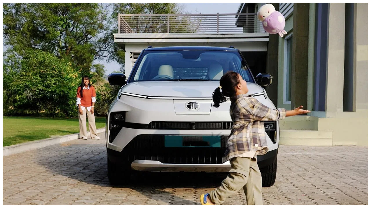  టాటా పంచ్ EV శ్రేణి: పరిధి పరంగా ఈ టాటా పంచ్ EV ఒక్కసారి పూర్తిగా ఛార్జ్ చేస్తే 365 కిలోమీటర్ల దూరాన్ని సులభంగా కవర్ చేయగలదు. 