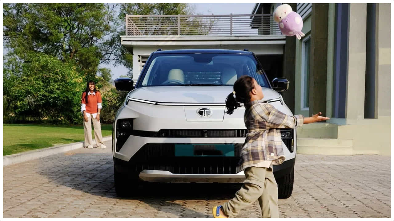  టాటా పంచ్ EV శ్రేణి: పరిధి పరంగా ఈ టాటా పంచ్ EV ఒక్కసారి పూర్తిగా ఛార్జ్ చేస్తే 365 కిలోమీటర్ల దూరాన్ని సులభంగా కవర్ చేయగలదు. 