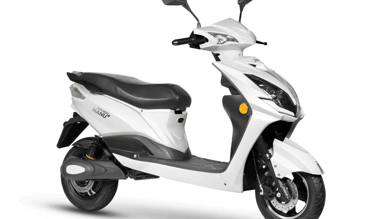 Electric Scooters: జాయ్ ఇ-బైక్ గ్లోబ్ ప్రస్తుతం రూ.70,000 (ఎక్స్-షోరూమ్) ధర వద్ద ఉంది. ఇతర బైక్ల మాదిరిగా కాకుండా, దాని తక్కువ-వేగం కారణంగా దీన్ని నడపడానికి డ్రైవింగ్ లైసెన్స్ అవసరం లేదు. ఇది 1.44 కిలోవాట్-గంట బ్యాటరీతో శక్తినిస్తుంది. ఇది 60 కిలోమీటర్ల పరిధిని అందిస్తుందని కంపెనీ పేర్కొంది. జాయ్ గ్లోబ్ ఒక సాధారణ కమ్యూటర్ స్కూటర్ అయినప్పటికీ, ఇది రివర్స్ మోడ్, డిజిటల్ క్లస్టర్, LED లైటింగ్ సెటప్, అండర్-సీట్ స్టోరేజ్ , మరిన్ని వంటి లక్షణాలను కలిగి ఉంది.