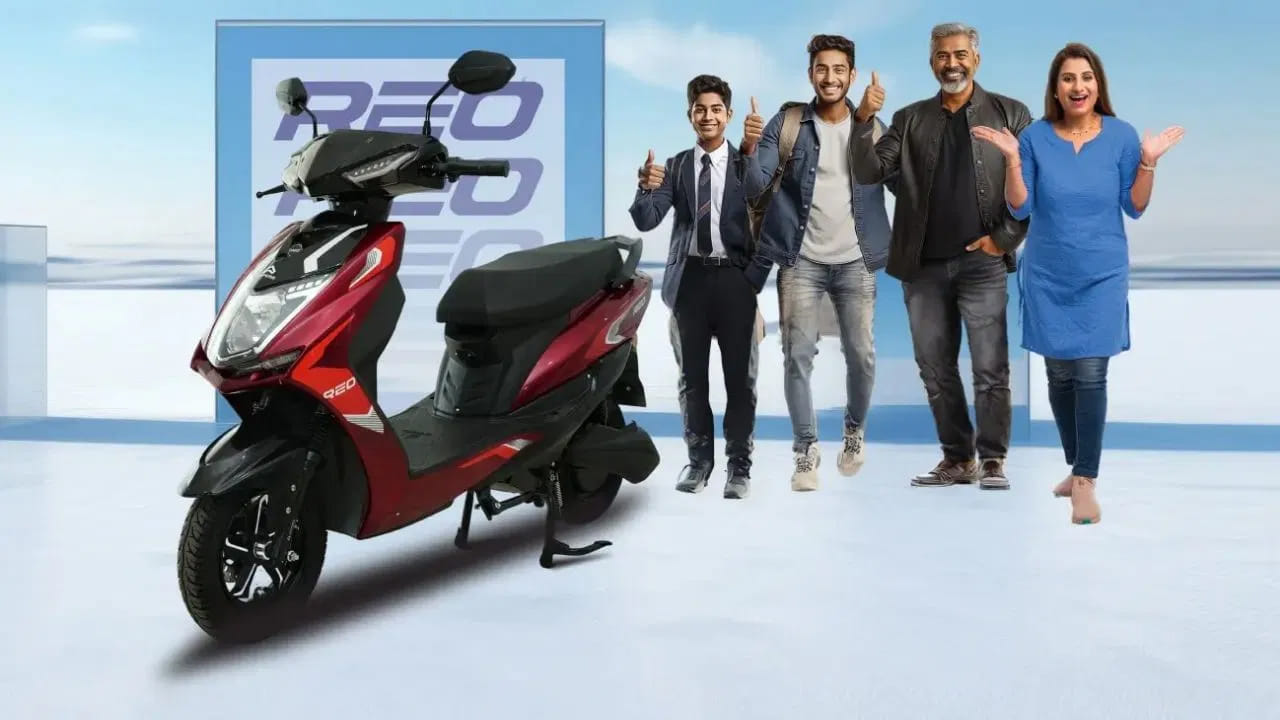 ఈ జాబితాలో రెండవ బైక్ ఆంపియర్ రియో లి. ఆంపియర్ నుండి వచ్చిన ఈ ఇ-స్కూటర్ రెండు వేరియంట్లలో వస్తుంది. LI ప్లస్, 80, వీటి ధర వరుసగా రూ.59,000, రూ.59,900 (ఎక్స్-షోరూమ్). రెండు వేరియంట్లు పోర్టబుల్ బ్యాటరీ ప్యాక్తో వస్తాయి. LI ప్లస్ వేరియంట్ 1.3 కిలోవాట్-అవర్ బ్యాటరీతో ఉంటుంది. దీని పరిధి 70 కిలోమీటర్లు. టాప్-స్పెక్ వేరియంట్ 1.44 కిలోవాట్-అవర్ బ్యాటరీని కలిగి ఉంది. దీని పరిధి 80 కిలోమీటర్లు. రెండు వేరియంట్లు గంటకు 25 కి.మీ.