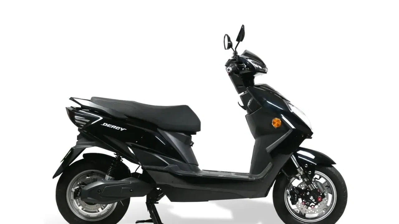 ఎవోలెట్ డెర్బీ అనేది ఒకే ఒక వేరియంట్, రెండు రంగులలో లభించే ఎలక్ట్రిక్ స్కూటర్. ఎవోలెట్ డెర్బీ దాని మోటారు నుండి 0.25 W శక్తిని ఉత్పత్తి చేస్తుంది. ముందు డిస్క్, వెనుక డ్రమ్ బ్రేక్లను కలిగి ఉన్న ఎవోలెట్ డెర్బీ ఎలక్ట్రానిక్ అసిస్టెడ్ బ్రేకింగ్ సిస్టమ్తో వస్తుంది. ధర సుమారు రూ.78,999. ఇది 90 కిలోమీటర్ల పరిధిని, గంటకు 25 కి.మీ. గరిష్ట వేగాన్ని కలిగి ఉంటుంది.