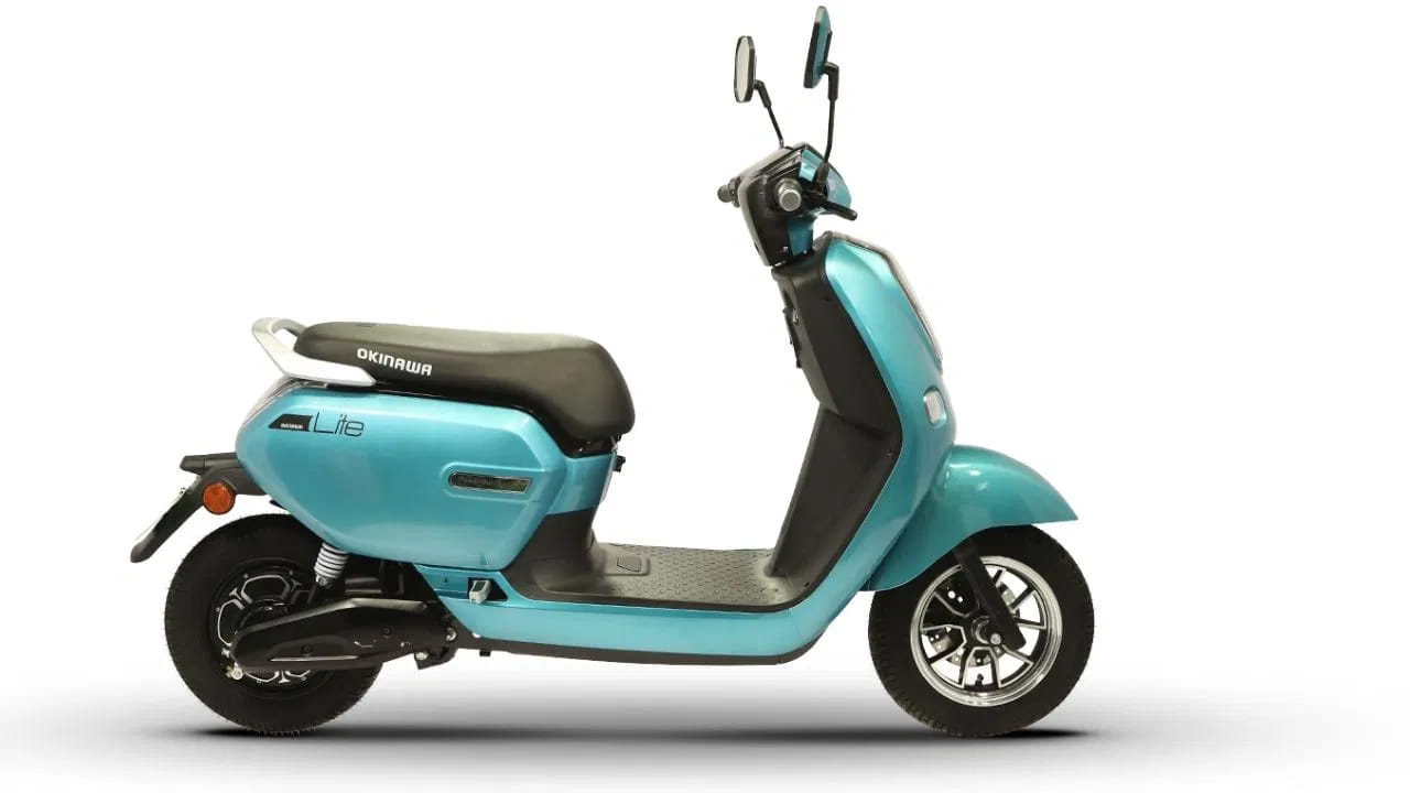 మొదటి ఇ-బైక్ ఒకినావా లైట్. ఈ ప్రసిద్ధ ఎలక్ట్రిక్ ద్విచక్ర వాహనం ఒకే వేరియంట్లో లభిస్తుంది. దీని ధర ర.69,093 (ఎక్స్-షోరూమ్). ఈ స్కూటర్ 1.2 kWh తొలగించగల బ్యాటరీతో శక్తినిస్తుంది. ఇది 60 కిలోమీటర్ల పరిధిని అందిస్తుందని కంపెనీ పేర్కొంది. తక్కువ-వేగం కేటగిరీలోకి వచ్చే ఈ ఇ-బైక్ గరిష్ట వేగం గంటకు 25 కి.మీ.