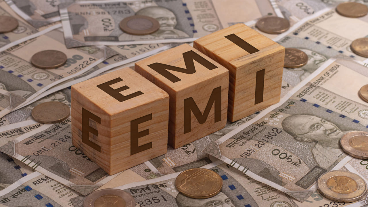 పలు బ్యాంకులు, ఫైనాన్స్‌ సంస్థలు కస్టమర్లను ఆకర్షించేందుకు నో కాస్ట్‌ ఈఎంఐ అనే ఒక ఆఫర్‌ను ఇస్తుంది. అంటే ఎలాంటి వడ్డీ లేకుండా ఈఎంఐపై ఏదైనా కొనుగోలు చేయవచ్చు. దీన్ని బౌ నౌ అండ్‌ పే లేటర్‌ అని కూడా అంటారు. ఈ-కామర్స్ వెబ్‌సైట్‌ల నుండి ఎలక్ట్రానిక్స్ షోరూమ్‌ల వరకు, ఈ రోజుల్లో ప్రతి ఖరీదైన వస్తువుపై నో-కాస్ట్ EMIపై లభిస్తున్నాయి. చాలా మంది కొనుగోలుదారులు వడ్డీ చెల్లించకుండా వాయిదాలలో వస్తువులను పొందగలిగితే లాభదాయకమే కదా అనుకుంటారు. పైకి ఇది లాభదాయకంగా అనిపించినా, దాని వాస్తవికత అంతే సంక్లిష్టంగా ఉంటుంది.