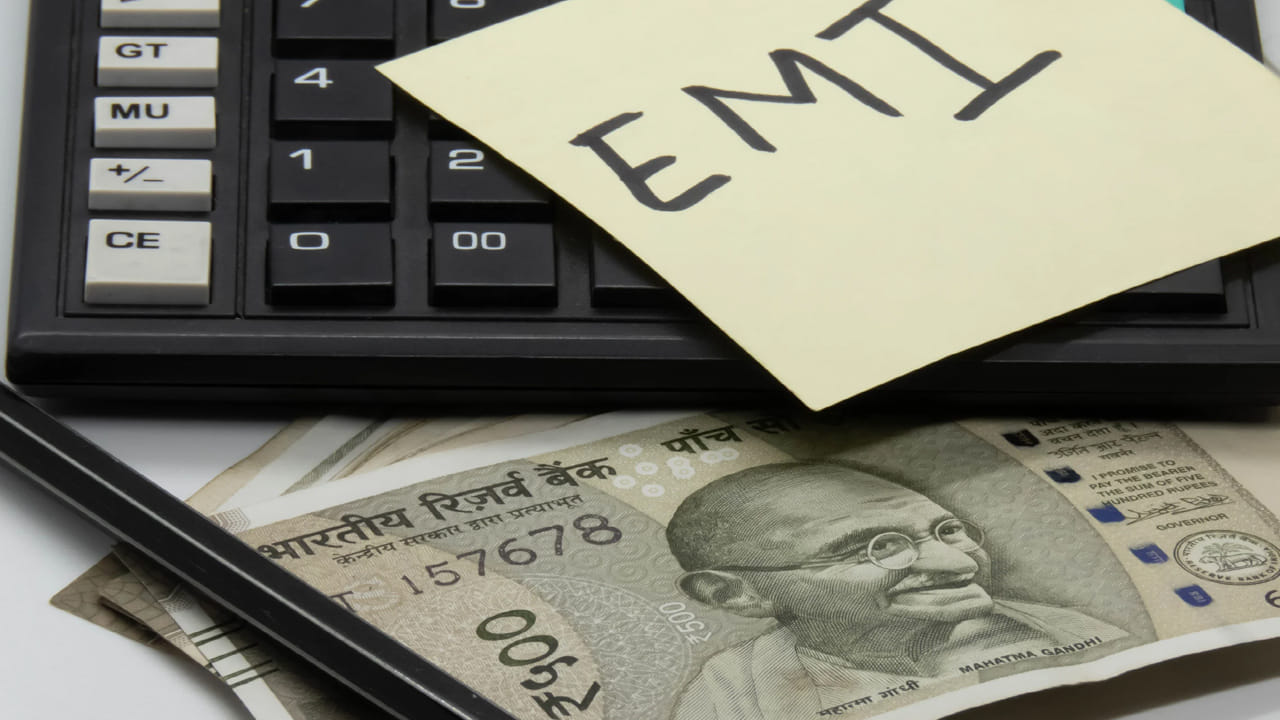 నో-కాస్ట్ EMI ఎంచుకునేటప్పుడు కొనుగోలుదారులు క్యాష్‌ డిస్కౌంట్‌ లేదా కార్డ్ ఆఫర్‌లను కోల్పుతుంటారు. మీరు ఒక వస్తువుకు పూర్తిగా చెల్లిస్తే, మీకు తక్షణ తగ్గింపు లేదా క్యాష్‌బ్యాక్ లభించే అవకాశం ఉంది. అయితే మీరు నో-కాస్ట్ EMIని ఎంచుకున్న వెంటనే ఈ ఆఫర్‌లు ఇవ్వరు. ఉదాహరణకు ఒక ఫోన్ ధర రూ.50,000 అనుకుందాం, రూ.5,000 తక్షణ నగదు తగ్గింపును అందిస్తోంది. మీరు EMI ఎంచుకుంటే, ఫోన్ ధర ఇప్పటికీ రూ.50,000 అవుతుంది. అంటే మీరు రూ.5,000 ఎక్కువ చెల్లించాలి. ఈ మొత్తం బ్యాంకు వడ్డీకి సమానం లేదా అంతకంటే ఎక్కువ కావచ్చు.