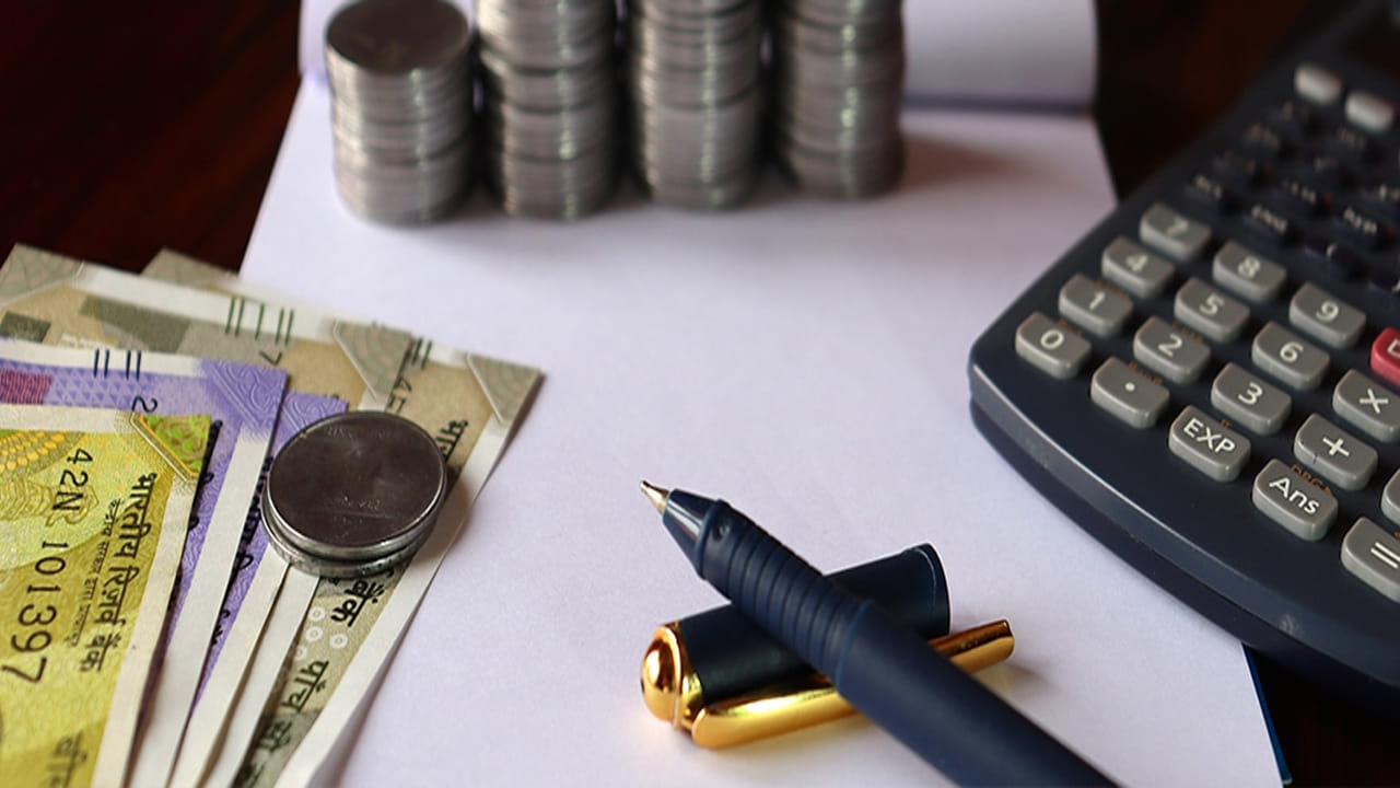 ప్రాసెసింగ్ ఫీజు అదనం.. ఇది కేవలం వడ్డీ లేదా డిస్కౌంట్ల గురించి మాత్రమే కాదు. మీరు EMI మార్గాన్ని ఎంచుకున్నప్పుడు, బ్యాంకులు తరచుగా మీ నుండి ప్రాసెసింగ్ రుసుమును వసూలు చేస్తాయి. ఇంకా డిస్కౌంట్‌గా సర్దుబాటు చేయబడిన వడ్డీ మొత్తం తరచుగా GSTకి లోబడి ఉంటుంది. ఇది వస్తువు ధరకు అదనంగా ఉంటుంది. 