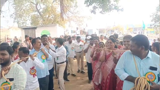 రిటైర్డ్ ఉపాధ్యాయుడికి ఘనంగా వీడ్కోలు పలికిన విద్యార్థులు..