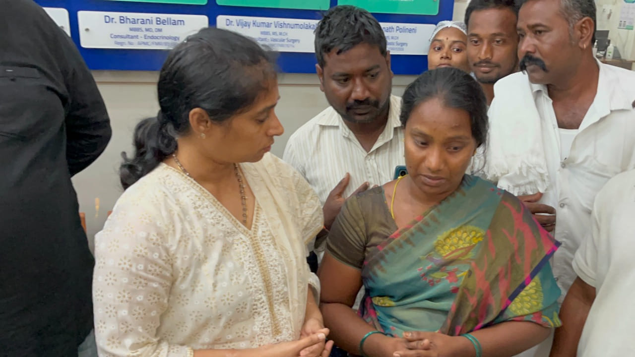  ప్రమాదంలో గాయపడిన తెనాలి మండలం పిన పాడుకు చెందిన అమర్ బాబును ప్రైవేటు ఆసుపత్రికి తరలించారు. అక్కడ చికిత్స పొందుతూ బ్రెయిన్ డెడ్ అయ్యాడు. వైద్యులు బ్రెయిన్ డెడ్ గా ప్రకటించారు. దీంతో జీవన్ దాన్ కోఆర్డినేటర్లు అమర్ బాబు కుటుంబ సభ్యులను సంప్రదించారు. అవయవ దానం చేయాలని సూచించారు. అమర్ బాబు అవయవాలతో మరో ఆరు గురికి ప్రాణదానం చేయవచ్చని చెప్పారు. మానవతా ద్రుక్పథంతో ముందుకు రావాలన్నారు. జీవన్ దాన్ కోఆర్డినేటర్లతో పాటు వైద్యులు అమర్ బాబు కుటుంబ సభ్యులకు నచ్చజెప్పడంతో అవయవ దానం చేసేందుకు ఒప్పుకున్నారు. 