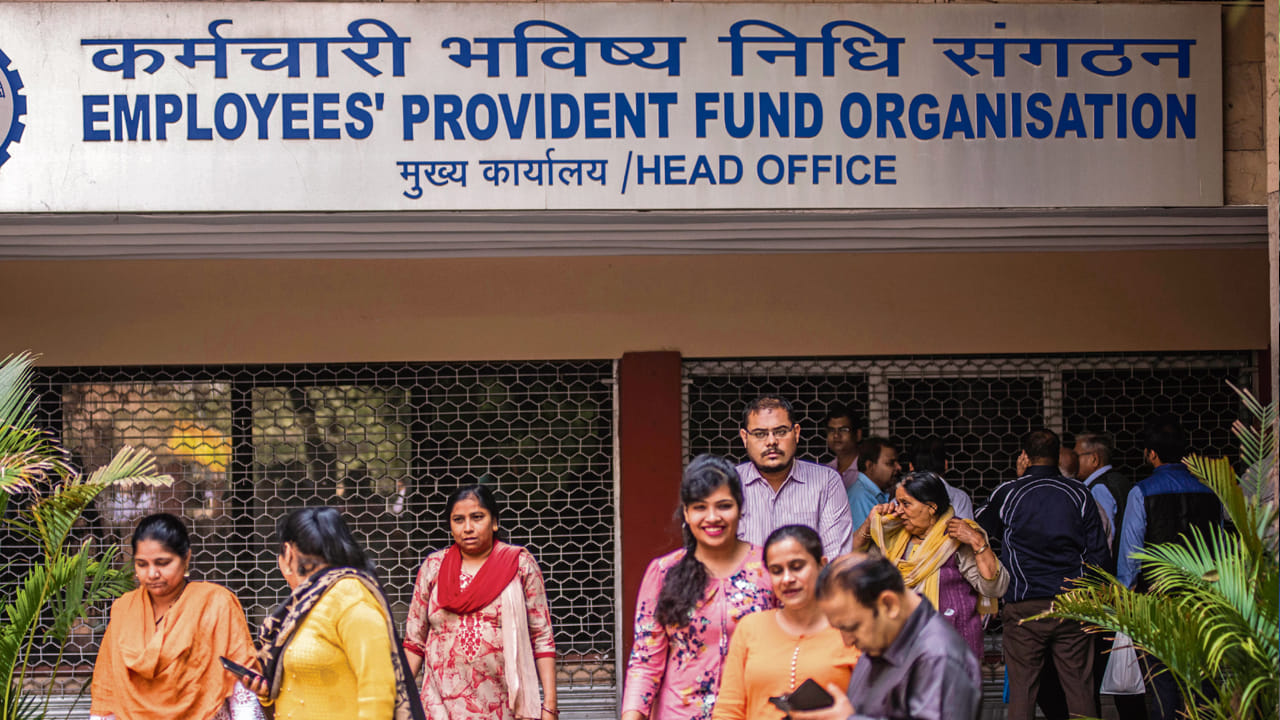 లింగ, పేరు వివరాలను మార్చుకునేందుకు అవసరమైన 18 పత్రాల జాబితాను విడుదల చేసింది. పాస్ పోర్ట్, మరణ ధృవీకరణ పత్రం, డేట్ ఆఫ్ బర్త్ సర్టిఫికేట్, డ్రైవింగ్ లైసెన్స్, కేంద్ర, రాష్ట్ర, బ్యాంకులు జారీ చేసే సర్వీస్ ఫొటో గుర్తింపు కార్డ్, గుర్తింపు పొందిన బోర్డ్ లేదా యూనివర్సిటీలు జారీ చేసే స్కూల్ లీవింగ్ సర్టిఫికేట్‌లలో ఏదైనా ఉపయోగించుకోవచ్చు.
