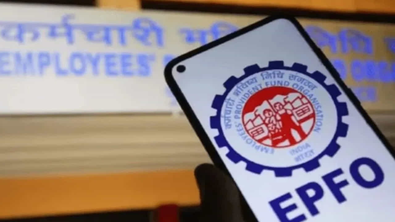 కొత్త ఆర్ధిక సంవత్సరం 2026-27 మొదలుకానున్న ఏప్రిల్ నుంచి స్మార్ట్ఫోన్ ద్వారా పీఎఫ్ అకౌంట్లోని డబ్బులను నిమిషాల్లోనే అత్యంత సులువుగా విత్ డ్రా చేసుకునే సదుపాయాన్ని ప్రవేశపెట్టింది. స్మార్ట్ఫోన్ ద్వారా యూపీఐ యాప్స్ ఉపయోగించి డబ్బులను తీసుకునే అవకాశాన్ని కల్పించనుంది. ఇందుకు సంబంధించి పీఎఫ్ 3.0 వెర్షన్లో మార్పులు చేస్తోంది. దీనికి సంబంధించి బ్యాక్ ఎండ్ ప్రక్రియ జరుగుతోంది.