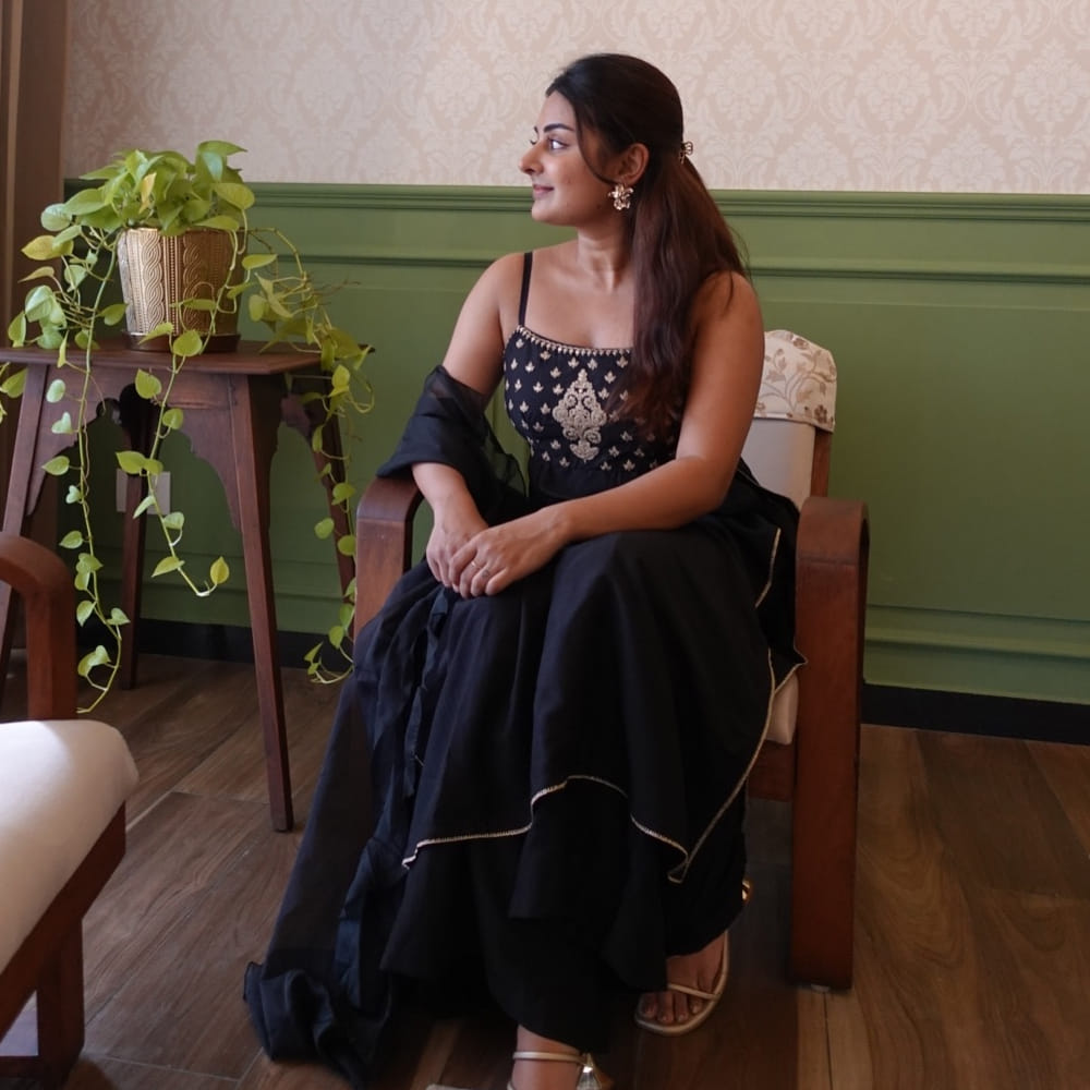 ఆ తర్వాత పలు సినిమాల్లో నటించిన ఈ బ్యూటీ.. తర్వాత చదువుపై దృష్టి పెట్టింది. ఇటీవలే లండన్ స్కూల్ ఆఫ్ ఎకనామిక్స్ (LSE)లో గ్రాడ్యుయేషన్ కంప్లీట్ చేసింది. ఇందుకు సంబంధించిన ఫోటోస్ షేర్ చేయగా.. నెటిజన్స్ కంగ్రాట్స్ చెప్పారు. ఇప్పుడు తాజాగా లేటేస్ట్ ఫోటోషూట్ షేర్ చేసింది.