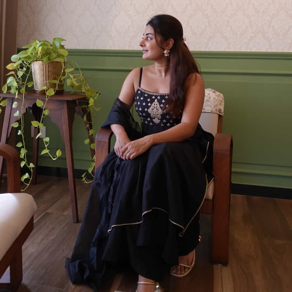 ఆ తర్వాత పలు సినిమాల్లో నటించిన ఈ బ్యూటీ.. తర్వాత చదువుపై దృష్టి పెట్టింది. ఇటీవలే లండన్ స్కూల్ ఆఫ్ ఎకనామిక్స్ (LSE)లో గ్రాడ్యుయేషన్ కంప్లీట్ చేసింది. ఇందుకు సంబంధించిన ఫోటోస్ షేర్ చేయగా.. నెటిజన్స్ కంగ్రాట్స్ చెప్పారు. ఇప్పుడు తాజాగా లేటేస్ట్ ఫోటోషూట్ షేర్ చేసింది.