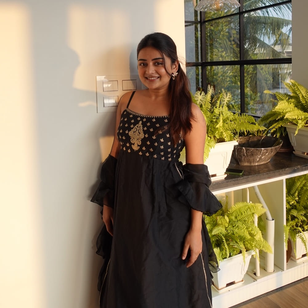 బ్లాక్ డ్రెస్ లో సింపుల్ లుక్స్ తో ఎస్తేర్ షేర్ చేసిన ఫోటోస్ ఇప్పుడు నెట్టింట వైరలవుతున్నాయి. అందులో హీరోయిన్లకు మంచిన అందంతో ఆశ్చర్యపరుస్తుంది. ఇప్పుడిప్పుడే సినిమాల్లోకి తిరిగి రీఎంట్రీ ఇస్తున్న ఎస్తేర్.. సరైన అవకాశం వెయిట్ చేస్తున్నట్లు తెలుస్తోంది.