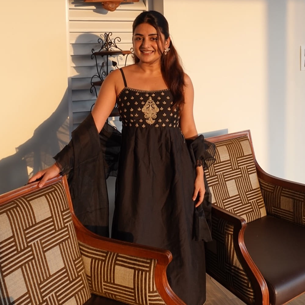 ఆమె మరెవరో కాదు.. హీరోయిన్ ఎస్తర్ అనిల్. వెంకటేశ్, మీనా కలిసి నటించిన దృశ్యం సినిమాలో నటించింది. ఇందులో వెంకీ చిన్న కూతురిగా కనిపించింది. మలయాళంలో వచ్చిన దృశ్యం సినిమాతో ఫుల్ క్రేజ్ సొంతం చేసుకుంది ఈ అమ్మడు. రెండు తెలుగు భాగాల్లోనూ తనే నటించింది.